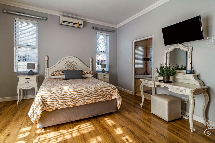 5 Bedroom Property for Sale in Golden Acre Western Cape